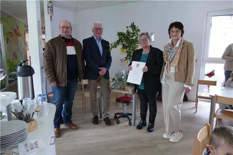 V.li. Leiterin Dorothee Dutz, Andrea Berger, Bürgermeister Volker Mendel und Heiko Weller. Quelle: Verbandsgemeinde Puderbach