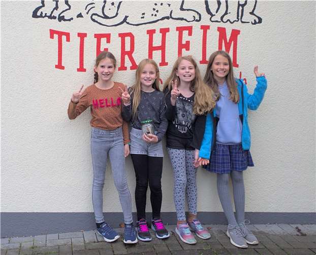 V.li. Lena Klöckner, Fenja Klar, Allegra Wirz und Theda Ortmann bei der Übergabe im Tierheim.  Quelle: Kirschblütenschule Mülheim-Kärlich