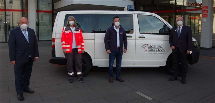 V.li. Leo Biewer, Präsident des DRK-Kreisverband Koblenz, Geli Prus, Leiterin der Ehrenamtlichen beim DRK, Philipp Schmidt (DRK) und Sparkassenvorstand Jörg Perscheid.Quelle: DRK Koblenz