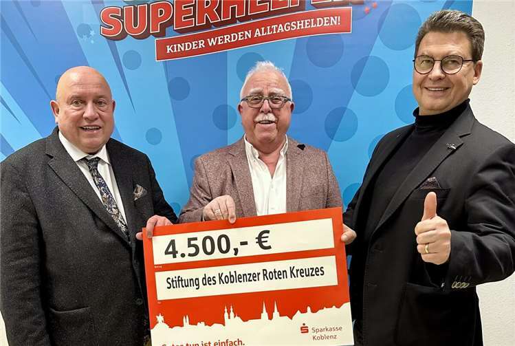 V.li. Leo Biewer (Vorstand Rotkreuzstiftung Koblenz), Hans Spitzhorn (Vorstandsmitglied Rotkreuzstiftung Koblenz) und Matthias Nester (Vorstandsvorsitzender der Sparkasse Koblenz). Foto: Rotkreuzstiftung Koblenz, Ulli Piel-Schilling