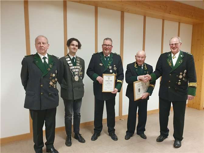V.li. Leutnant Karl-Heinz Schumacher, Jungschützenprinz Hendrik Raab, König Sascha Laux, Jubilar Herman Josef Beutgen, Hauptmann und Brudermeister Peter Nonn. Foto: Martin Schnitker