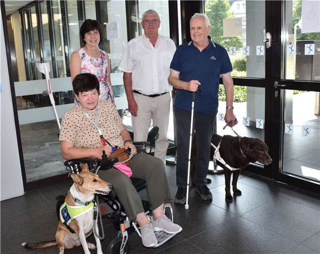 V.li. Liane Thiemann, Mitglied des Inklusions-Fachbeirats, mit ihrer Assistenzhündin Josie, Bettina Lübbert, Abteilungsleiterin Sozialamt und Behindertenbeauftragte, Landrat Sebastian Schuster und Günter Wingender, Vorsitzender des Inklusions-Fachbeirats, mit seinem Blindenhund Marley. Fotos: Rhein-Sieg-Kreis