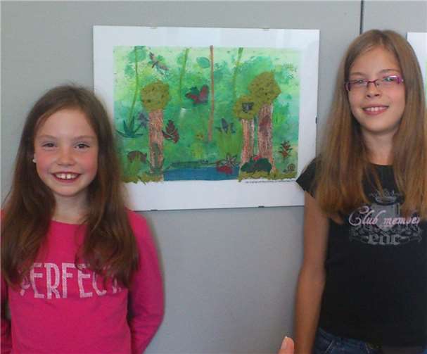 V.li. Lisa Jüngling und Nina Schmitz aus der Grundschule Reifferscheid vor ihrem gemeinsam gestalteten Bild im Museumscafé.privat