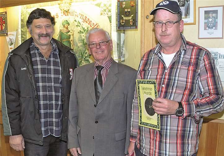 V.li. Lothar Löwenstein und der erste VG-Beigeordnete, Franz Schmitz, gratulieren dem besten Einzelschützen Rudi Simonis aus Lonnig.