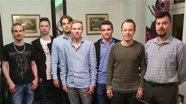 V.li. Lukas Heidrich, Noah Schmitt, Lasse Medla, Noah Wand, Janne Heibel, Carsten Kasper und Joachim Wagner. Foto: privat