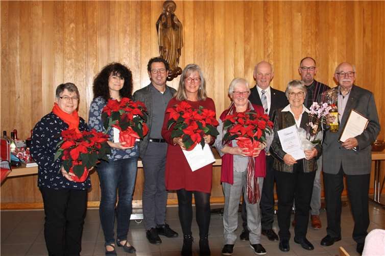 V.li. Luzia Kröll, Astrid Schwarz, Präses Pastor Lothar Anhalt, Gabriele Birkenbach, Ulla Michels, Chorleiter Paul Runkel, Inge Rott, 1. Vorsitzender Bernd Willscheid und Eberhard Rott.Foto: privat