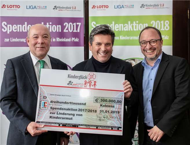 V.li. Magnus Schneider - Vorsitzender der Lotto-Stiftung, Musiker und Spendenaktions-Pate Thomas Anders und Frank Zwanziger - Geschäftsführer der Lotto-Stiftung.Foto: Julia Berlin