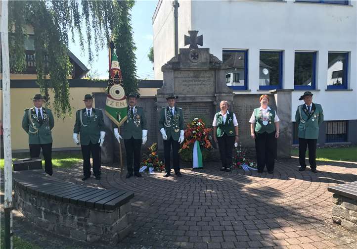 V.li. Major und 1. Vorsitzender Sascha Vohl, Fahnentruppe mit Dennis Kambeck, Mike Broszeit, Kevin Romich, Königstruppe mit 1. Ritterin Heike Backhaus, Königin Nicole Schneider und 2. Ritter Hans-Jörg Hoffmann.Foto: privat