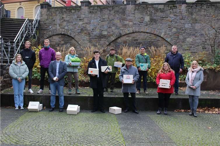 V.li. Malena Enders, Paul Schiffgens, Jan Bernardy (Studierende und Projektgruppe der Universität Koblenz-Landau), Prof. Dr. Michael Klemm (Universität Koblenz-Landau), Michaela Wolff (Stadtgrün Lützel), Dominik Schmidt (Stadtschüler:Innenvertretung Koblenz), Joachim Seuling (stv. Behindertenbeauftragter der Stadt Koblenz), Prof. Dr. Heinz-Günther Borck (Seniorenbeirat Koblenz), Manfred Beuth (Soziales Netzwerk Koblenz e.V.), Katrin Grüdelbach (Asta der Uni Koblenz), Michael Koelges (Stadtarchiv Koblenz), PD Dr. Margit Theis-Scholz (Dezernentin für Bildung und Kultur der Stadt Koblenz). Foto: Stadtverwaltung Koblenz
