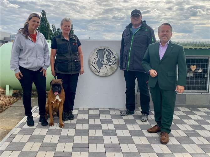 V.li. Mandy Schlüpmann (2. Vorsitzende), Petra Erz (Mitglied) mit Hund Tarzan, Stephan Wefelscheid und Axel Traupe. Fotograf: Claas Osterloh. Foto: privat