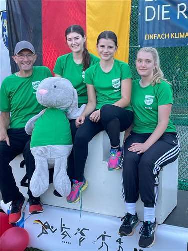 Junge Talente und starke Leistungen V.li. Manfred Alt, Carla Alt, Karlotta Rüdell und Annika Alt. Quelle: TuS Roland Brey e.V.