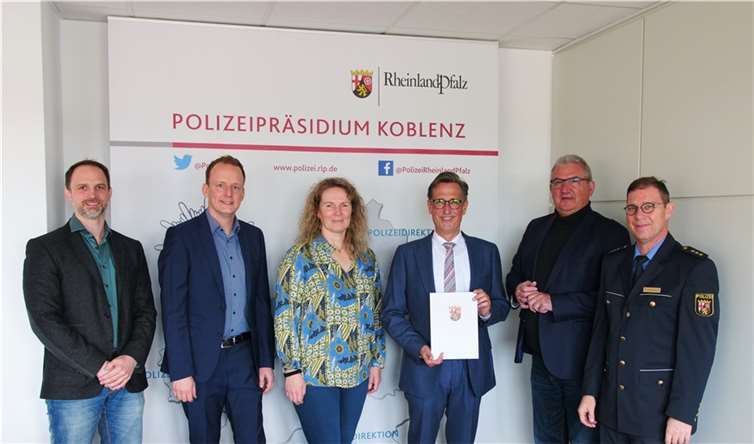 V.li. Manuel Kiy, Florian Locker, Kathrin Süßenbach, Bernd Kreuter, Karlheinz Maron und Thomas Fischbach. Quelle: Polizeipräsidium Koblenz