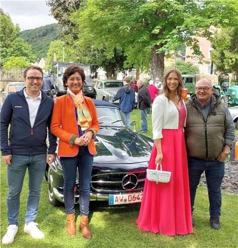 V.li. Marcel Caspers, Petra Schneider, Brunnenkönigin Corinna I. und Jürgen Schäfer. Foto: privat