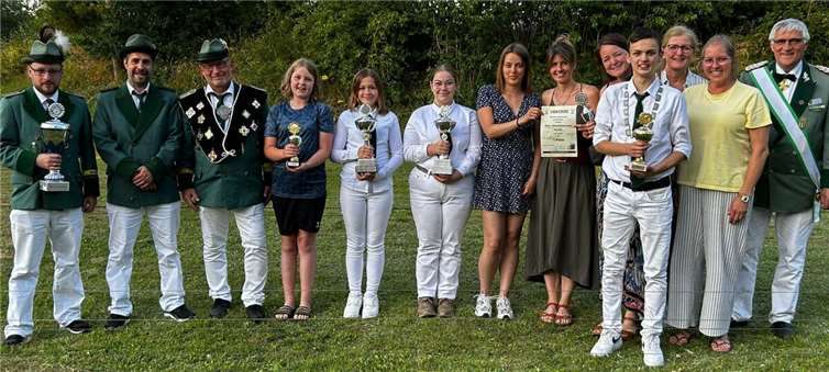 V.li. Marcel Steffens, Christoph Knauf, Mario Oster, Emma Kirst, Luana Saenz, Melanie Theisen, Carolina Klasen, Angela Stolz, Nicole Engels, Joris Engels, Ursula Wolf, Marie Zeininger, Norbert Steffens. Foto: privat