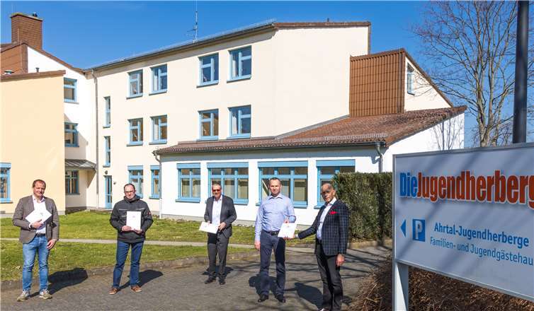 V.li. Marco Alfter - Dr. Hans Riegel-Stiftung, Jörn Kampmann – Geschäftsführer Landesgartenschau gGmbH, Peter Diewald - Erster Beigeordneter der Stadt Bad Neuenahr-Ahrweiler, Oliver Piel - Betriebsleiter Ahrtal-Jugendherberge sowie Jacob Geditz - Vorstandsvorsitzender der Jugendherbergen in Rheinland-Pfalz und im Saarland. Quelle: Landesgartenschau gGmbH