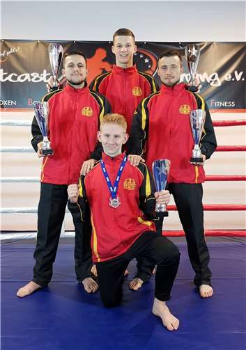 V.li. Marco Mosdzien, Fabian Franke (knieend), Till Wagner und Toma Neagu.