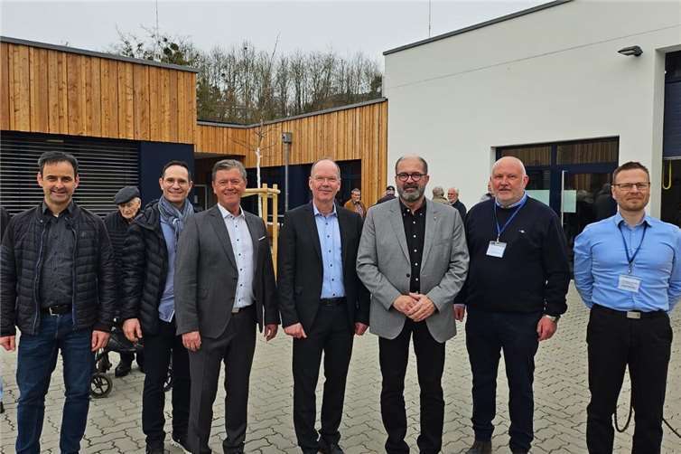 V.li. Marco Weißer (Büroleiter der VG), Björn Hümmerich (Ortsbürgermeister Hilgert), Wolfgang Letschert (Stadtbürgermeister Höhr-Grenzhausen), Thilo Becker (Bürgermeister der Verbandsgemeinde Höhr-Grenzhausen), Peter Moskopp (MdL), Alexander Häuser, Daniel Zipperlein (stv. Werksleiter). Foto: privat