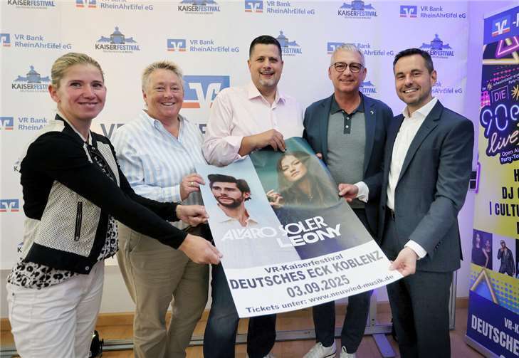 V.li. Mareike Mayer (Neuwied Musik GmbH), Ulrike Mohrs (Bürgermeisterin), Jens Becker (Neuwied Musik GmbH), Sascha Monschauer (Vorstandsvorsitzender VR Bank RheinAhrEifel) und David Langner (Oberbürgermeister). Foto: Jörg Niebergall