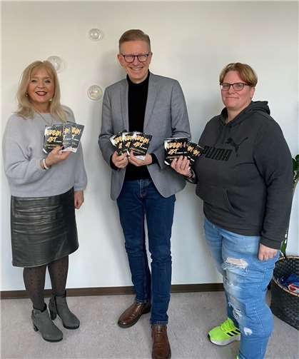 V.li. Margit Theis-Scholz, Marcelo Peerenboom (evm) und Tanja Nikolay (Kultur- und Schulverwaltungsamt) präsentieren die neuen Broschüren. Foto: Stadt Koblenz/Nicole Deckarm