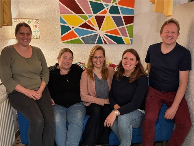V.li. Maria Rosenow (neue Schriftführerin), Stefanie Keweloh (Hygienebeauftragte), Jana Pomplun-Schuster (neue und alte Vorsitzende), Juliane Pies (neue Elternsprecherin) und Christoph Jöcker (neuer und alter stellvertretender Vorsitzender). Foto: Senta Gallé