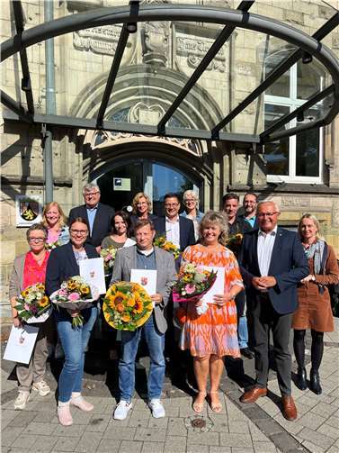 V.li. Maria Zwiener, Barbara Keller, Martina Noll, 1. Kreisbeigeordneter Michael Mahlert, Kerstin Rude, Mechtild Laupichler, Klaus Flesch, Mario Becker, Christina Pfeiffer, Bettina Engers, Wolfgang Rauth, Uwe Kukla, Landrat Achim Hallerbach und Büroleiterin Diana Wonka. Foto: Martin Boden/Kreisverwaltung Neuwied