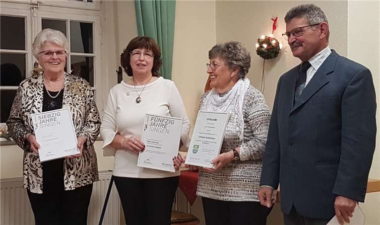V.li. Marianne Ensel wurde für 70 Jahre,Maria Lückemeyer für 50 Jahre und Christel Ackermannfür 40 Jahre geehrt. Quelle: Chorgemeinschaft Cäcilia Hatzenport