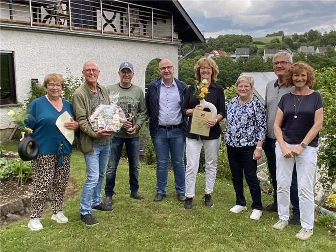 V.li. Mariette und Riny Schevers, Hans Steenbekkers, OB Thilo Schmitt, Anky Steenbekkers, Irmgard Schmitz sowie Reiner und Gabi Weber. Foto: OG Urmersbach