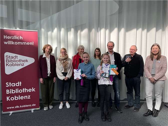 V.li. Marion Eickschen, Katharina Bing, Traute van Aswegen, Katharina Göbel-Backendorf, Peter Stein, Rainer Rechner, Frau Susanne Ott, vorne v.li. Elvira Müller und Mia-Luisa Küstner.  Foto: Stadt Koblenz/Nathalie Roschmann