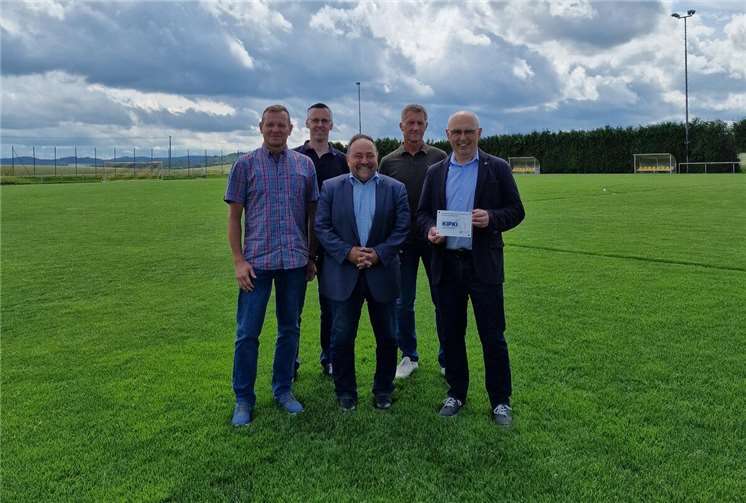 V.li. Markus Hermann (1. Vorsitzender SV Herresbach), Alfred Schomisch (Bürgermeister), Achim Bürger (Ortsbürgermeister) ; hinten: Andreas Pung u. Jürgen Karst (beide FB 4). Foto: OG Herresbach