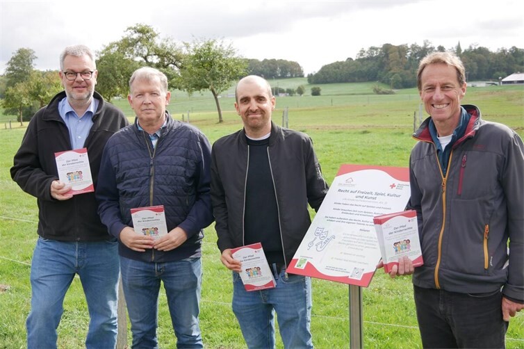 V.li. Markus Hof, Bürgermeister VG Westerburg, Klaus Wüst, Erster Ortsbeigeordneter Kölbingen, Alexander Giehl, Leiter HaJuFa Westerwald, Andreas Cezanne, DRK-Landesverband Rheinland-Pfalz e.V.