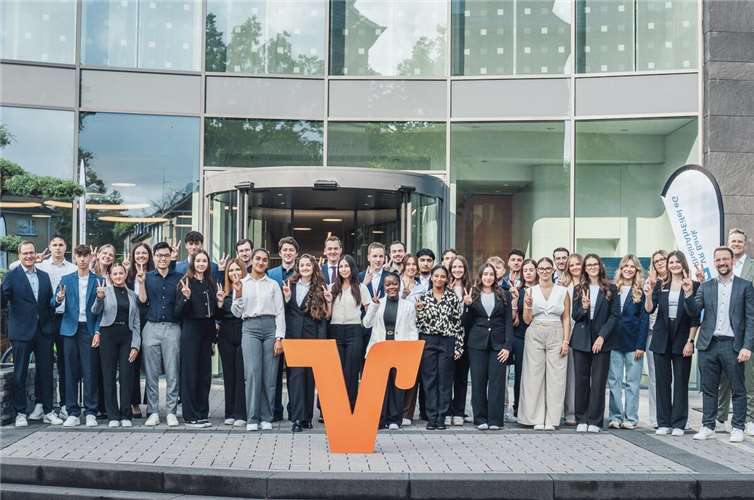 V.li. Markus Müller, stv. Vorstandsvorsitzender mit den neuen Auszubildenen, sowie Jasmin Wagner (Personalmanagement), Fabian Hockertz (Ausbildungsleiter) und Dr. Gunnar Meier (Bereichsleiter Personalmanagement). Foto: Janko.Media