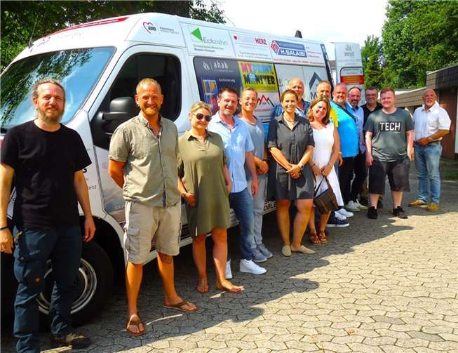 V.li. Martin Ott; Simon Weißbrich (Weißbrich Malermeister); Arletta Voigt (avia Arletta Voigt Immobilien Agentur); Fernando Küpper (CLEVER Personal GmbH); Michael Bungarten (AWO Kreisverband Koblenz- Stadt e.V.); Martina Simonis (Physio Bassenheim); Jörg Kohlroß (Carmen’s Wolllädchen); Carmen Kohlroß (Carmen’s Wolllädchen); Matthias Hußmann (CM Copyright Media UG); Michael Ewertz (HUEBINET Informationsmanagement GmbH & Co. KG); Christian Klein (Filmtheater Klein GmbH); Toni Bündgen (AWO Kreisverband Koblenz- Stadt e.V.); Nico Abel (AWO Kreisverband Koblenz- Stadt e.V.); Adrian Kohlroß (Physio Bassenheim). Foto: AWO Kreisverband Koblenz