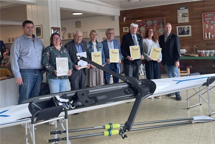 Zahlreiche Mitglieder für ihre Treue zum Verein geehrt V.li. Martin Otto, Christine Occipinti, Max Mitscherling, Heike Koulen, Reiner Burkard, Karl Ritzal, Anke Simon und Karsten Grochowiak. Foto: Rudergesellschaft Lahnstein