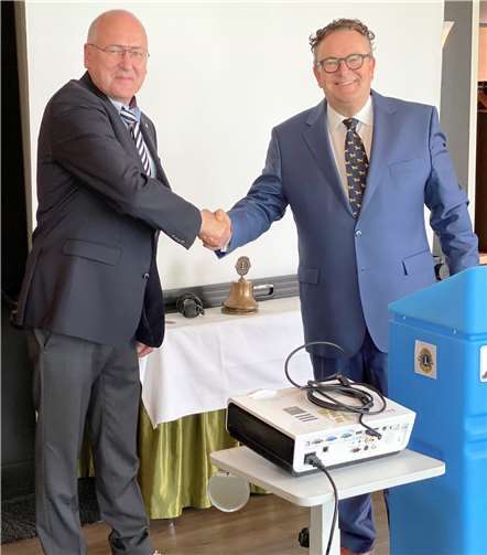 V.li. Martin Schäfer (Neu-Präsident) und Rolf Hübner (Alt-Präsident).Quelle: Lions Club Vallendar