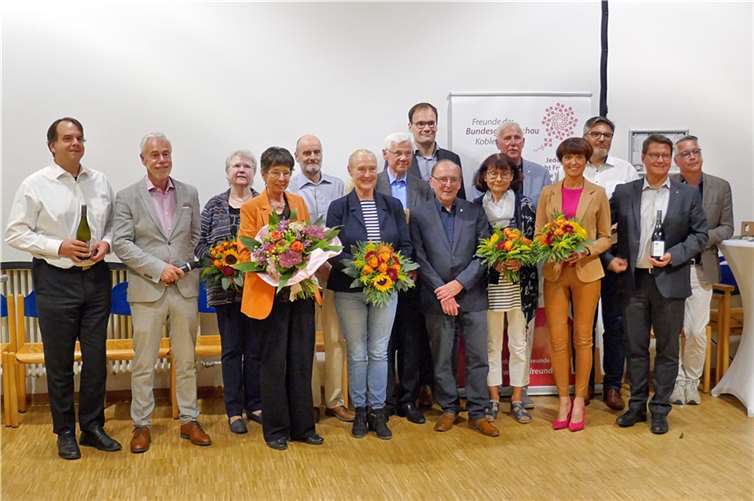 V.li. Martin Schuster (ehemaliger Internetbeauftragte), Thomas Schilling (Vorsitzender), Tatjana Pernutz (Geschäftsstelle), Anna Maria Schuster (ehem. Geschäftsführerin), Jörg Taubert (Beisitzer), Monika Sauer (stellvertretende Vorsitzende), Wolfgang Dreyer (Beisitzer), Dr. Lukas Karrenbrock (Schatzmeister), Roland König (Geschäftsführer), Hannelore Gerber (Buchhaltung), Dr. Hermann Hammes (Beisitzer), Ulli Piel-Schilling (Beisitzerin), Marcus Menster (Rechtbeirat), Matthias Nester (Vorsitzender des Kuratoriums), Stephan Breser (Kassenprüfer). Foto: Friedhelm Zernack
