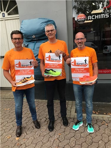 V.li. Matthias Lutz, Vorstand Bürgerstiftung; Ludger Banken, Bürgermeister und Vorsitzender der Bürgerstiftung; Achim Phiesel, Achims Sportshop. Quelle: Bürgerstiftung „Wir für Rheinbach“