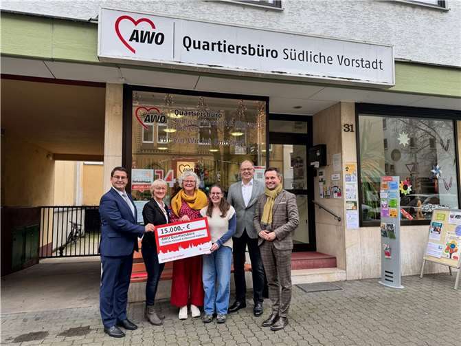 V.li. Matthias Nester (Vorstandsvorsitzender Sparkasse Koblenz, Eva Neef (Geschäftsbereichsleitung Soziale Dienste & Verbandsarbeit; AWO Rheinland), Dorothe Struschka (AWO Quartiersmanagerin Koblenz), Lea Naunheim (Studierende der Hochschule Koblenz), Andreas Zels (Vorstand AWO Rheinland) und Oberbürgermeister David Langner. Quelle: AWO Rheinland