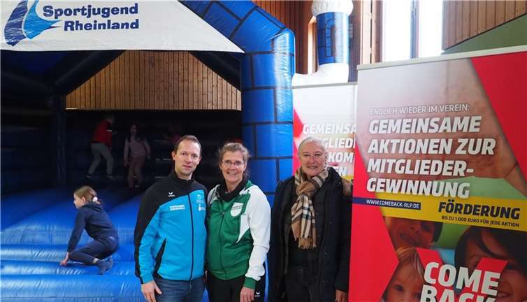 V.li. Matthias Poeppel, Abteilungsleiter Bildung & Breitensport des SBR, Charlotte Eich vom TuS Roland Brey und SBR-Präsidentin Monika Sauer beim „Bewegten Advent“ in Brey. Foto: Sportbund Rheinland
