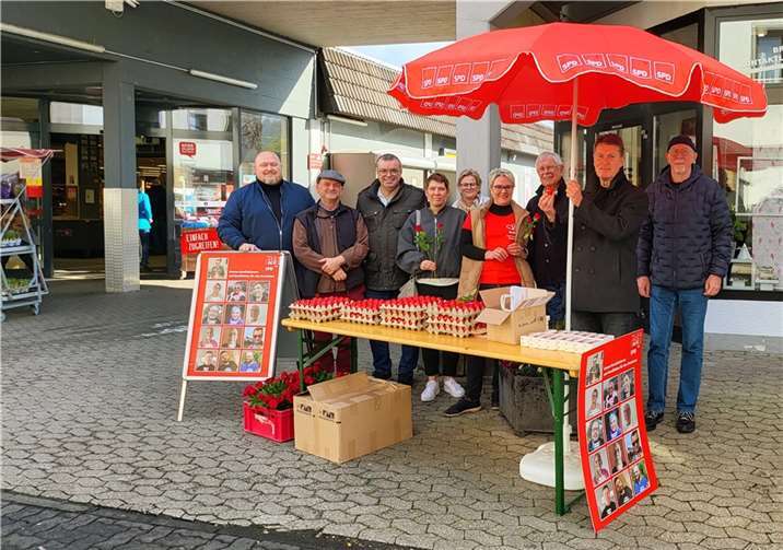 V.li. Matthias Werth, Achim Böttcher, Toni Bündgen, Doreen Werth, Alexandra Gärtner-Schmidt, Stephanie Kreuter, Horst Gärtner, Detlev Pilger und Alfred Weber. Foto: Pascal Klingmann