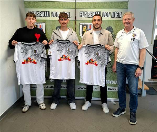 V.li. Max Bernads, Adrian Medic, Matthias Wengenroth, sportlicher Leiter Frank Schmitz. Fotos: SV Eintracht Mendig