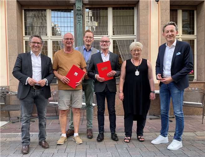 V.li. MdB Dr. Thorsten Rudolph, Werner Block, Denny Blank, Fritz Naumann, Marion Lipiniski-Naumann und Generalsekretär Marc Ruland. Quelle: SPD-Ortsverein Altstadt-Mitte