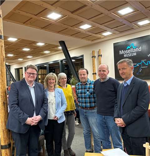 V.li. MdEP Ralf Seekatz, MdL Anke Beilstein, Stefanie Vornhecke (Vizepräsidentin Weinbauverband Mosel) Egon Thomas (Kreisvorsitzender Bauern- und Winzerverband), Prof. Jan Petersen, Walter Clüsserath (Präsident Weinbauverband Mosel). Foto: privat