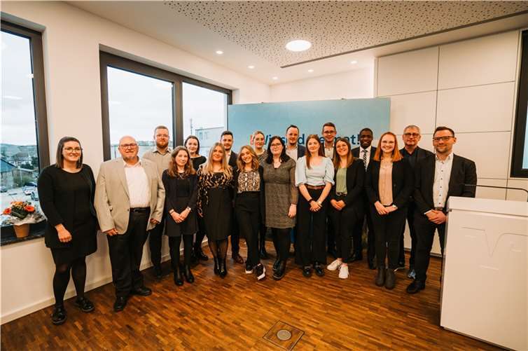 V.li. Meike Lenartz (1.v.l.) und Fabian Hockertz (1.v.r.) aus dem Personalmanagement der Volksbank sowie Aufsichtsrat Stefan Linden (2.v.l.) und Vorstandsvorsitzender Sascha Monschauer (2.v.r.) gratulieren dem Ausbildungsjahrgang zur erfolgreichen Abschlussprüfung. Quelle: Volksbank RheinAhrEifel