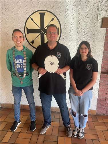 V.li. Meisterschütze Frank Föhr, Schützenkönig Hans-Peter Naarmann und Jungschützenprinzessin Lorena Künster.  Quelle: Schützengilde Kattenes