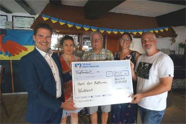 V.li. Michael C. Kuch (VR-Bank Rhein-Mosel e.G.), Ayse Kilicaslan (Integrationsbeauftragte, Verbandsgemeinde Rhein-Mosel), Helmut Kühn (2. Beigeordneter Ortsgemeinde Waldesch), Kathrin Laymann (Bürgermeisterin) und Mario Specht (Vorsitzender des Vereins „Haus der Kulturen“ in Waldesch). Quelle: VG Rhein-Mosel