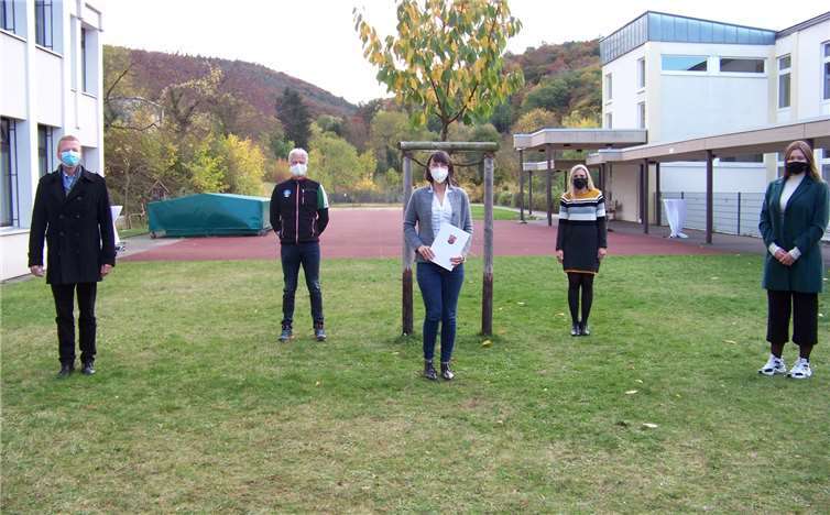 V.li. Michael Hagemann, stellvertretender Schulelternsprecher, Günter Harst, Sandra Obst mit Ernennungsurkunde, Schulleiterin Dr. Annette Gies und Schülersprecherin Alina Czeczor.Quellen: Gymnasium Calvarienberg