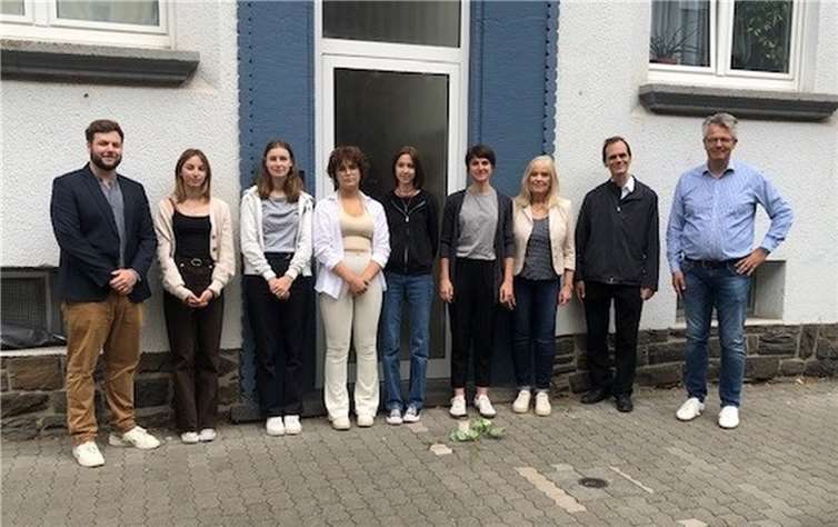 V.li. Michael Kranz, Lehrer an der St. Franziskus-Schule Koblenz mit Schülerinnen der Klasse 10c, Clara Jung, Koordinierungs- und Fachstelle des Bundesprogramms „Demokratie leben!“ beim Kultur- und Schulverwaltungsamt Koblenz, PD Dr. Margit Theis-Scholz, Dezernentin für Bildung und Kultur der Stadt Koblenz, Dr. Alban Rüttenauer, Vorsitzender der Christlich-Jüdischen Gesellschaft für Brüderlichkeit e.V. Koblenz sowie Daniel Bongers, Rektor i.K. der St. Franziskus-Schule Koblenz. Quelle: Stadt Koblenz