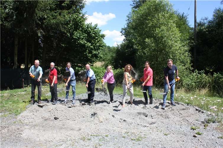 V.li. Michael Marzanke, Vorsitzender des Fördervereins der FFW Leuterod, Gisbert Sturm, Architekt, Martin Menges, Fachbereichsleiter, Thomas Schenk-Huberty, Wehrleiter, Alexandra Marzi, Bürgermeisterin, Heidi Perpeet, Ortsbürgermeisterin Leuterod, Norbert Nöller, Ortsbürgermeister Moschheim, Thomas Neust, Wehrführer.