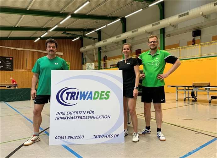 V.li. : Michael Michel (1. Spielleiter), Stefanie Klein (Geschäftsführerin der TriwaDes Gmbh und Spielerin beim TTC Fritzdorf) und Torsten Schönefeld (1. Vorsitzender). Foto: privat