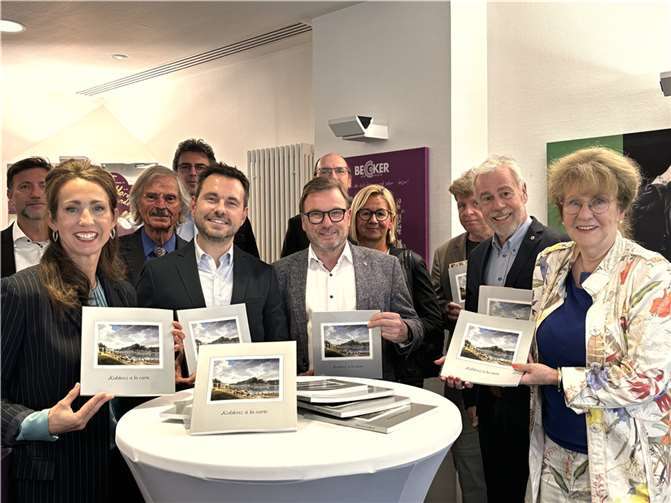 V.li. Michael Weiß, Sparkasse Koblenz, Eva Keil-Becker, Mitglied der Geschäftsführung, Bernd Hardy, Dr. von der Bank, Leitung Mittelrheinmuseum, Oberbürgermeister David Langner, Wolfgang Treis, Präsident SGD Nord, Mario Neuneier, stellvertretender Amtsleiter WFG Koblenz mbH, Dagmar Pfeffer, Leiterin Tourist-Information, Dr. Dr. Reinhard Kallenbach, Thomas Schilling, 1. Vorsitzender BUGA-Freunde, Brigitte Hilgert-Becker, Mitglied der Geschäftsführung. Quelle: BECKER Hörakustik